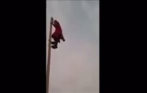 بالفيديو... فتاة تتسلق عمود إنارة بمهارة عالية