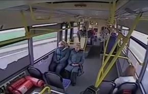 فيديو... شاهد ماذا حدث لامرأتين في حافلة توقفت فجاة!