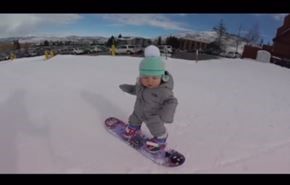 بالفيديو... طفلة عمرها 14 شهرا تتزحلق على الجليد