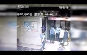 بالفيديو... لحظة سقوط شاب من فتحة مصعد