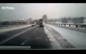 بالفيديو.. رجل ينجو بأعجوبة بعد أن دهسته شاحنة
