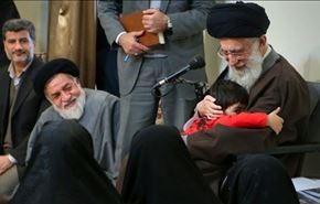 بالصور؛ قائد الثورة الاسلامية يغدق حنانه على نجل شهيد