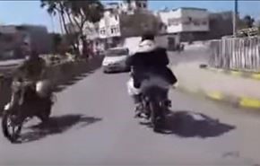 بالفيديو؛ محمد علي الحوثي يتجول على دراجة نارية بالحديدة