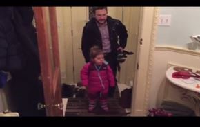 فيديو طريف لأب يخلع حذاء ابنته دون استخدام يديه