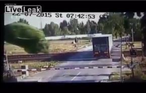 بالفيديو... قطار مسرع يسحق شاحنة في التشيك!