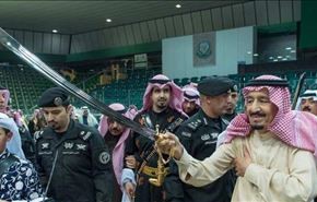 رقص شمشیر پادشاه عربستان / ویدیو + عکس