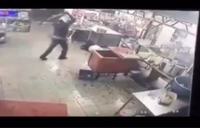 بالفيديو... لحظة الهجوم بساطور على رجل في مطعم