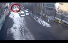 شاهد لحظة سقوط قطعة ثلجية على رجل أثناء عبور الطريق