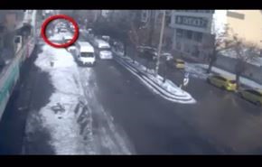 مردی که در خیابان زیر برف مدفون شد! + ویدئو