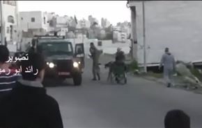 بالفيديو؛ غضب فلسطيني اثر اعتداء جنود الاحتلال على معاق