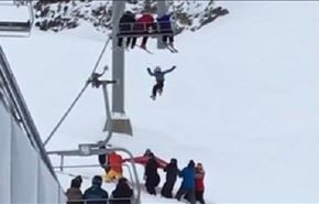 بالفيديو.. لحظة إنقاذ صبي سقط من مصعد