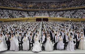 فيديو وصور.. حفل زفاف جماعي ضخم لـ 30 ألف زوج وزوجة