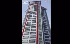 بالفيديو.. لحظة نجاة رجل قفز من الطابق 25
