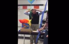 بالفيديو.. مدرس ينهار في البكاء بسبب طلابه