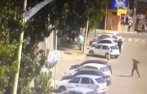بالفيديو كيف رد سائق على رجل يلقي بالحجارة نحوه؟