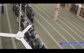بالفيديو.. لحظة وفاة رجل أثناء صلاته بالمسجد