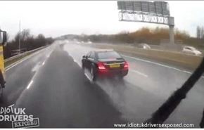 بالفيديو.. کوابح تنقذ شاحنة من حادث خطير