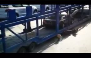 بالفيديو.. لحظة نجاة طفلة من الدهس أسفل شاحنة ضخمة