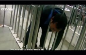 فيديو.. رجل يحشر رأسه في حاجز أثناء هروبه بمحطة قطار