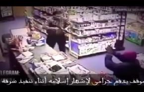 فيديو... موقف يدفع لصا لإشهار إسلامه أثناء تنفيذ سرقة!