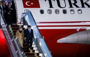 بالصور؛ رئيس وزراء ترکيا يصل طهران
