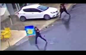 فيديو... شابتان تهاجمان مركز شرطة بالرشاش في تركيا!