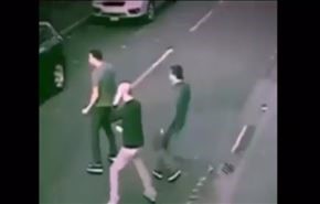 فيديو... موقف مضحك أثناء مشاجرة