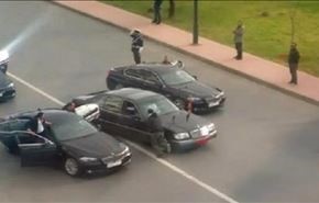 شاهد.. شاب يقتحم موكب ملك المغرب أثناء سيره