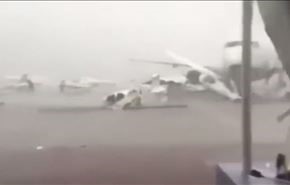 بالفيديو.. عاصفة ابوظبي تحيل الطائرات الصغيرة الى حطام