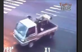 فيديو لرجل تحطمت دراجته تحت الشاحنة وجاء واقفا على قدميه