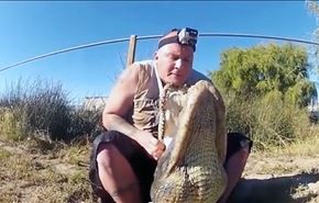 بالفيديو؛ مغامر يسيطر على تمساح ويصور فكه من الداخل