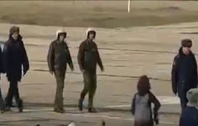 فيديو.. بدء وصول الطيارين الروس من قاعدة حميميم الى روسيا