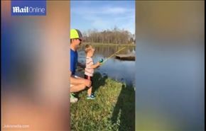 بالفيديو... رد فعل طفل حصل على صيد ثمين بسنارته اللعبة