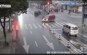 فيديو... سيارة تدهس امرأة على الطريق بشكل مروع