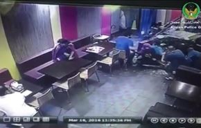 بالفيديو..حادث مروع ينزل باسرة داخل مطعم..