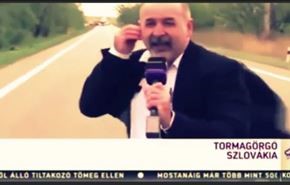 فيديو لمراسل تتلاعب به الرياح اثناء تقديمه تقريرا ميدانيا