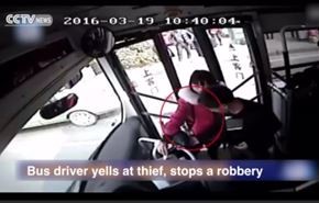 بالفيديو... سائق حافلة يوقف عملية سرقة بشجاعة