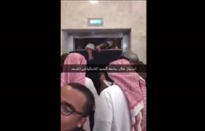 بالفيديو.. طلاب يخرجون من مصعد معطل بطريقة خطيرة