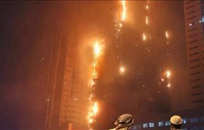 فيديو؛ حريق ضخم في برج سكني بمدينة عجمان الاماراتية