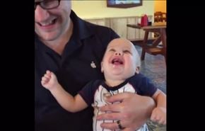 فيديو..  ما سر السعادة المرسومة على وجه هذا الطفل؟