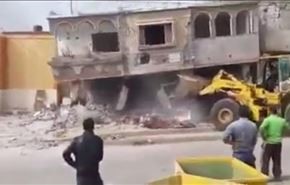 فيديو... لحظة انهيار مبنى فوق جرافة