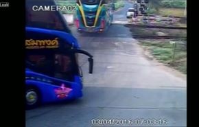 شاهد .. حادث فريد من نوعه في تايلاند بسبب اهمال سائق
