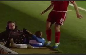 فيديو.. حفرة تبتلع لاعباً خلال مباراة كرة قدم!