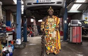 بالصور.. يصلح السيارات في ألمانيا ويعمل كملك لأفريقيا!