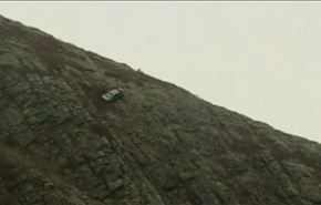 بالفيديو.. نجاة فتاة بعد سقوط سيارتها من ارتفاع 800 قدم