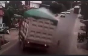 بالفيديو.. سائق يتجنب الاصطدام بطفل فيتسبب في كارثة