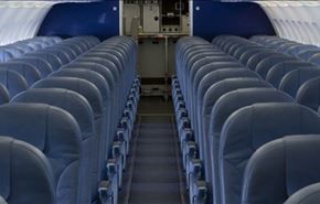 بالصورة؛ تعرّف على أكثر المقاعد أمانًا في الطائرة