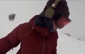 بالفيديو.. فتاة تتزلج على الجليد دون أن تنتبه لـ
