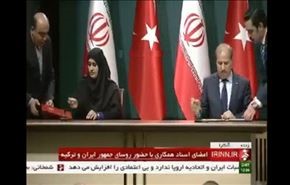 بالفيديو/مسؤول تركي في موقف محرج مع مسؤولة إيرانية
