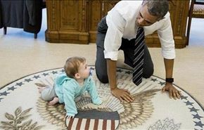 چهاردست و پا رفتن اوباما در کاخ سفید! +عکس